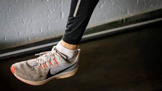 Tapis de course installé dans un salon, prêt pour une séance à domicile